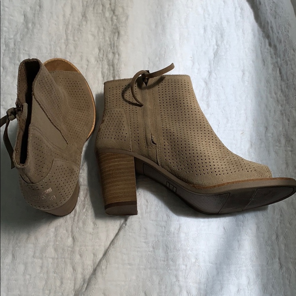 Tom’s peep toe bootie